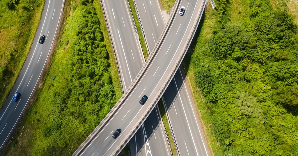 Connected vehicle crossing a border with active vehicle roaming solutions maintaining in-cabin digital services