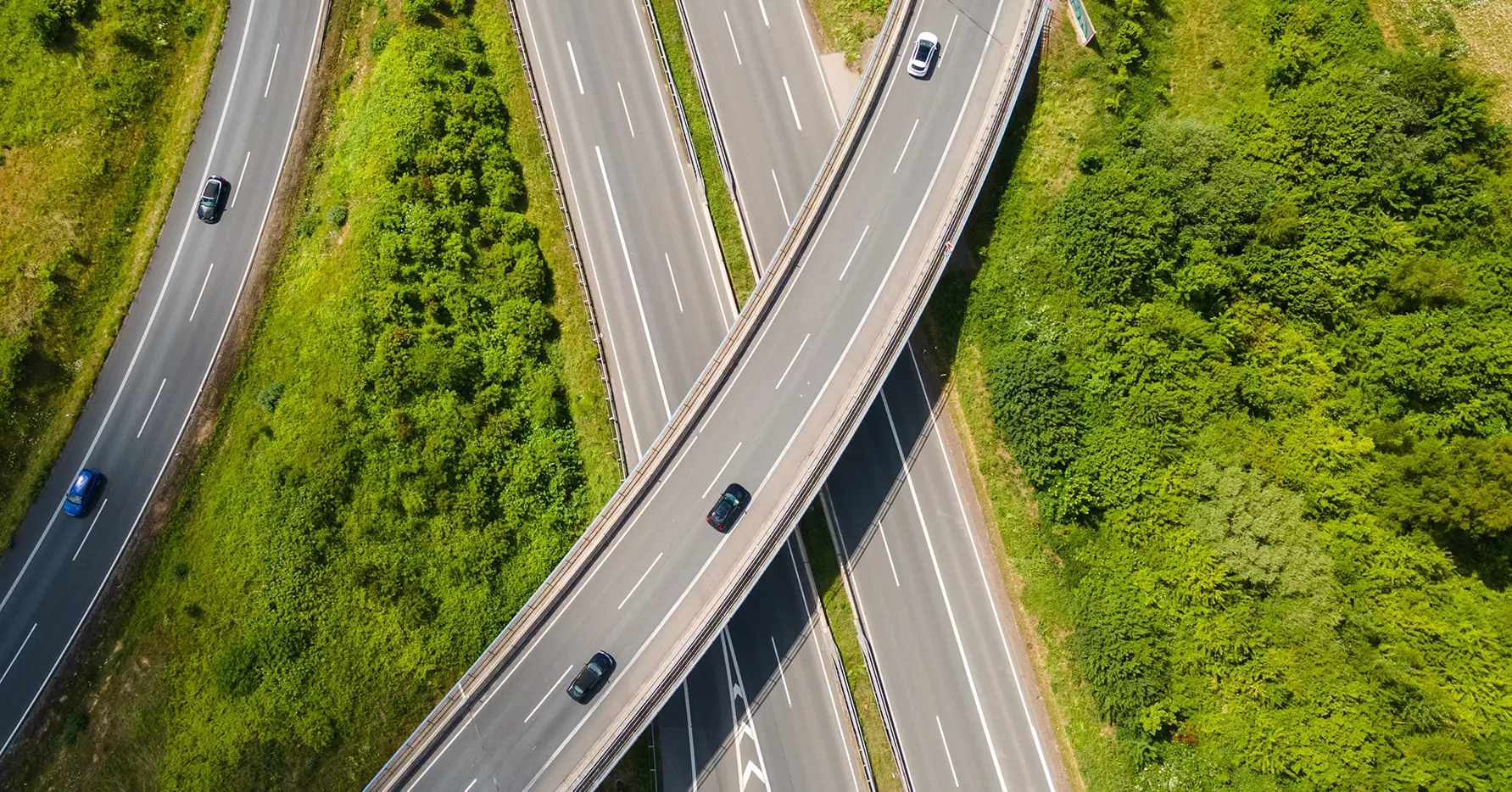 Connected vehicle crossing a border with active vehicle roaming solutions maintaining in-cabin digital services